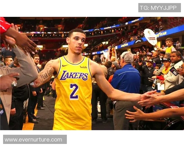 朗佐鲍尔与拉塞尔的巅峰对决谁能在赛场上笑到最后